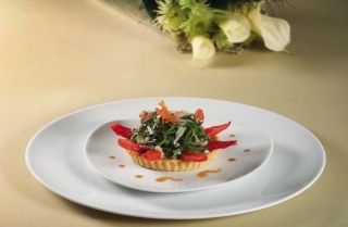 Tartita parmesana con tomates asados y crema de naranja